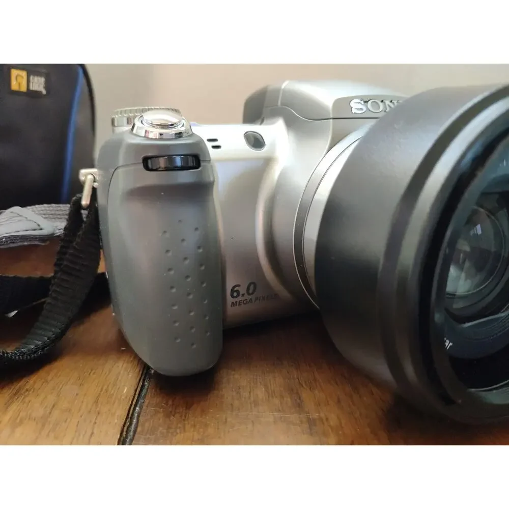 Sony Cyber-shot DSC-H2 6.0MP Camera w/Carl Zeiss Lens